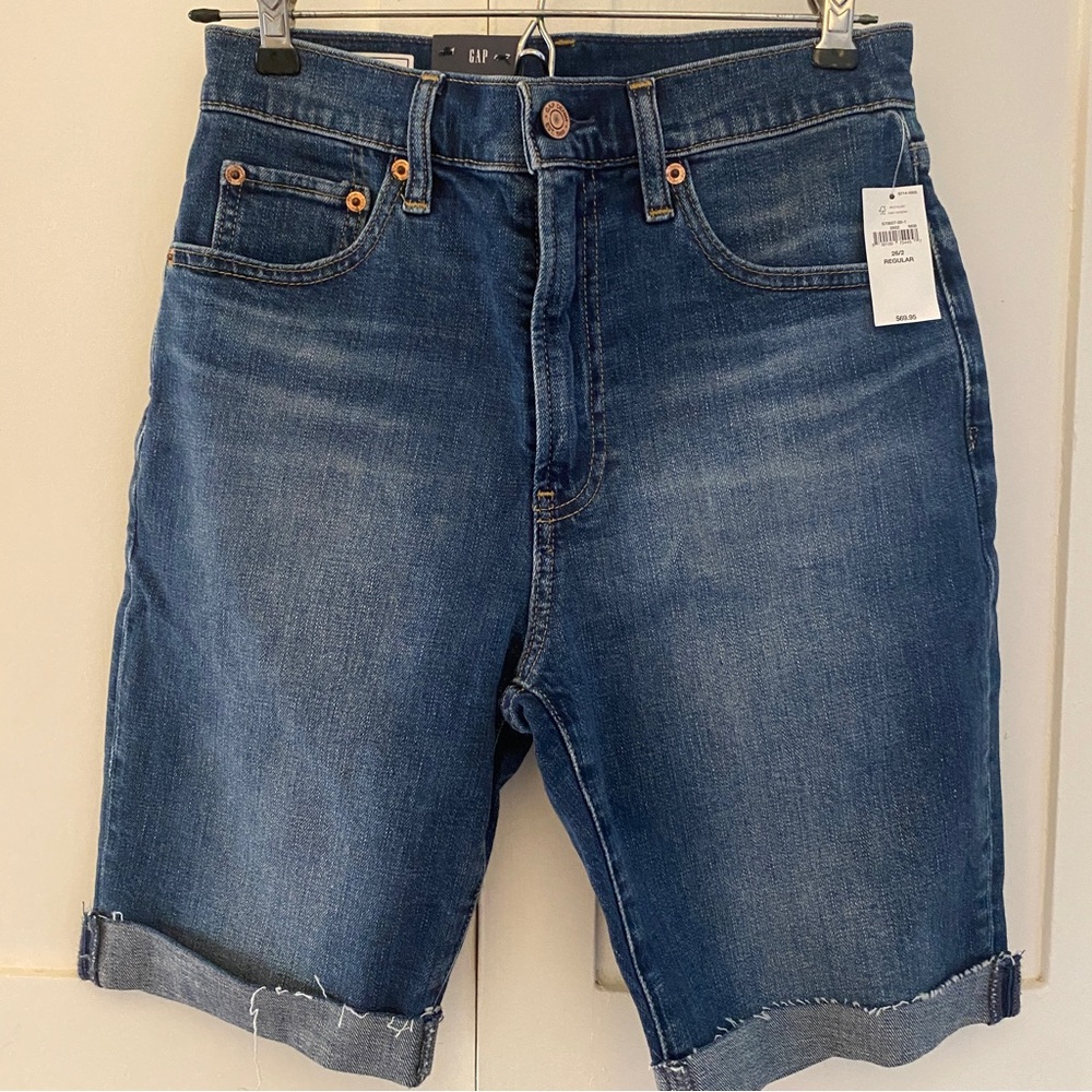 Gap 9” high rise Bermuda denim shorts.